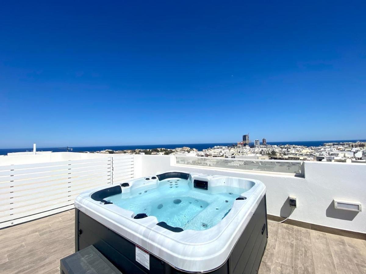 Unique Penthouse With Private Heated Jacuzzi, Close To Restaurants And Night Life Is-Swieqi Esterno foto